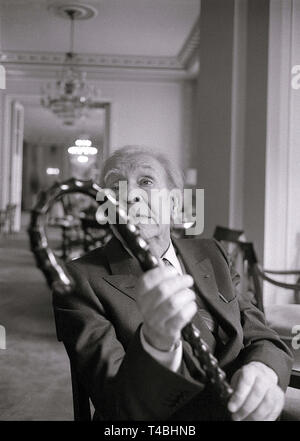 (Dossier) une photo datée de 1982 montre l'écrivain argentin Jorge Luis Borges photographié à Rome, Italie. Sur la date est le 25e anniversaire de sa mort, le 11 juin 2011. Photo : Roberto Pera/dpa | conditions dans le monde entier Banque D'Images