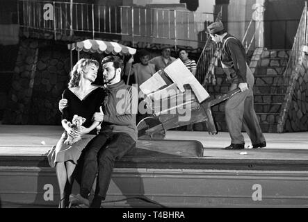 L'histoire de Paris 'Nicole' en trois actes par Ernst Nebhut avec la musique de Michael Jary est représentée pour la première fois à l'opéra de Nuremberg le dimanche, 06 janvier 1963. La photo montre Freia Lahn (à gauche), qui joue de Nicole. Dans le monde d'utilisation | Banque D'Images