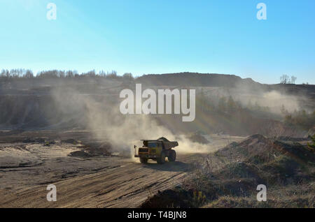 Big Yellow mining truck transport du sable dans une carrière à ciel ouvert - image Banque D'Images