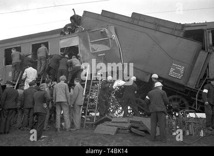 Cinq personnes perdent la vie dans un accident de train en gare Leinhausen à Hanovre le 25 novembre en 1963. La photo montre une vue sur la scène de l'accident, où les sauveteurs tentent de récupérer les victimes et blessés de la remorque. Dans le monde d'utilisation | Banque D'Images