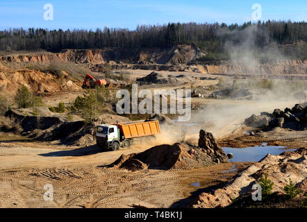 Camion Benne minière transporte du sable et d'autres minéraux dans la carrière. Banque D'Images