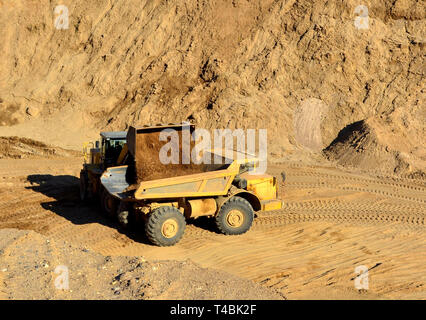 Chargement du chargeur avant avec du sable un lourd camion à benne dans une carrière minière Banque D'Images