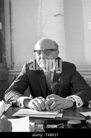 L'Académie suédoise des sciences de Stockholm décerne le Prix Nobel de physique aux physiciens Le professeur Eugen Wigner (Princeton), le Professeur Maria Goeppert-Mayer (Université de Californie), et le professeur allemand Hans Jensen (Université de Heidelberg), le 5 novembre 1963. Goeppert et Jensen ont été honorés pour la découverte de la structure de shell nucléaires. La photo montre Hans Jensen à son bureau (sans date) photo d'archive. Dans le monde d'utilisation | Banque D'Images