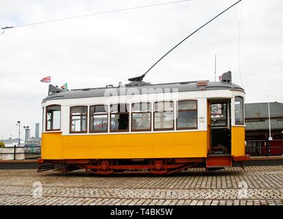 Liverpool, Royaume-Uni 12 avril 2019 un tramway Vintage prend la route de crédit Wirral Ian Fairbrother/Alamy Stock Photos Banque D'Images
