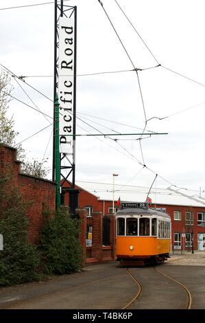 Liverpool, Royaume-Uni 12 avril 2019 un tramway Vintage prend la route de crédit Wirral Ian Fairbrother/Alamy Stock Photos Banque D'Images