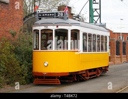 Liverpool, Royaume-Uni 12 avril 2019 un tramway Vintage prend la route de crédit Wirral Ian Fairbrother/Alamy Stock Photos Banque D'Images