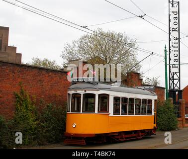 Liverpool, Royaume-Uni 12 avril 2019 un tramway Vintage prend la route de crédit Wirral Ian Fairbrother/Alamy Stock Photos Banque D'Images