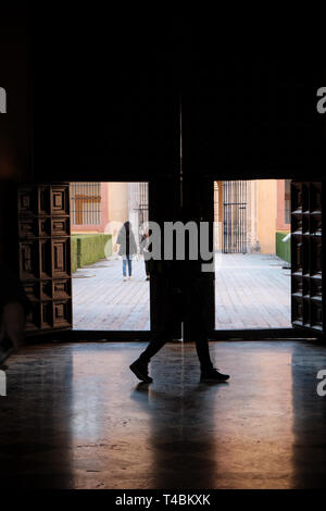 Victime de sévices et de harcèlement criminel marche stalker persécuteur derrière la porte, dans l'ombre Banque D'Images