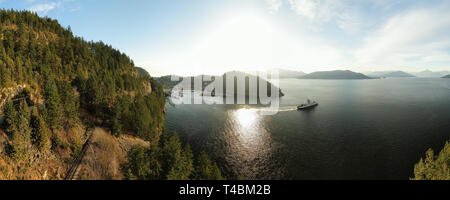 Vue panoramique aérienne de Horseshoe Bay au cours d'une soirée ensoleillée avant le coucher du soleil. Pris dans l'ouest de Vancouver, Colombie-Britannique, Canada. Banque D'Images