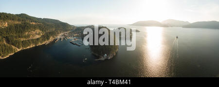 Vue panoramique aérienne de Horseshoe Bay au cours d'une soirée ensoleillée avant le coucher du soleil. Pris dans l'ouest de Vancouver, Colombie-Britannique, Canada. Banque D'Images