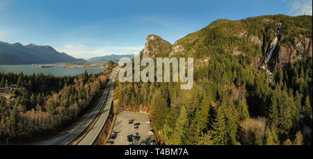 Vue panoramique aérienne de route Sea to Sky avec en toile de fond la montagne en chef au cours d'une journée ensoleillée. Pris près de Squamish, au nord de Vancouver, Colombie Britannique Banque D'Images