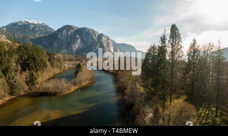 Vue panoramique aérienne d'une petite ville de montagne en chef dans l'arrière-plan pendant une journée ensoleillée. Prises à Squamish, au nord de Vancouver (Columbi Banque D'Images