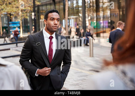 Jeune black businessman marche dans une rue de la ville, selective focus Banque D'Images