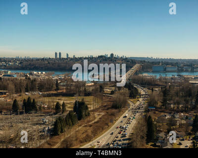 Vue aérienne de l'heure de pointe sur la route Transcanadienne pendant une journée ensoleillée. Prises dans le nord de Vancouver, Colombie-Britannique, Canada. Banque D'Images