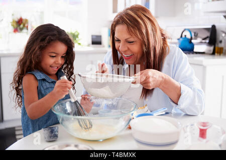 Young Hispanic girl faire des gâteaux dans la cuisine avec sa grand-mère, Close up Banque D'Images