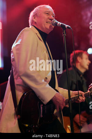 Dennis Greaves, invité spécial de neuf au-dessous de zéro joue sur la scène au cours de l'Eddie and the Hot Rods show at o2 Academy Islington, Londres. Banque D'Images