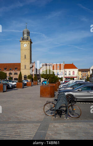 Gravelines, département du Nord, France, le 26 mars 2019, vue générale, de la place du marché, utilisé comme parking, Tour de l'horloge, © Peter Spurrier, Banque D'Images