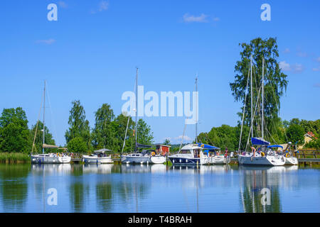 Bateaux à un quai sur une belle journée ensoleillée Banque D'Images