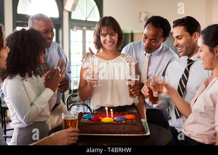 Réunion de l'Équipe Entreprises en bar pour célébrer collègues femmes Anniversaire Banque D'Images