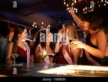 Groupe d'amis féminins célébrant avec bride sur Hen Party en Bar Banque D'Images