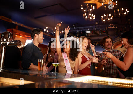 Groupe des Amis de la danse fête avec bride sur Hen Party en Bar Banque D'Images