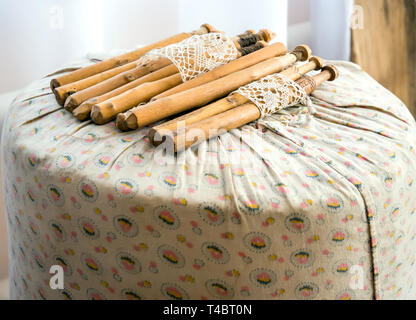 Coussin antique avec bobines pour le tissage de la dentelle Banque D'Images