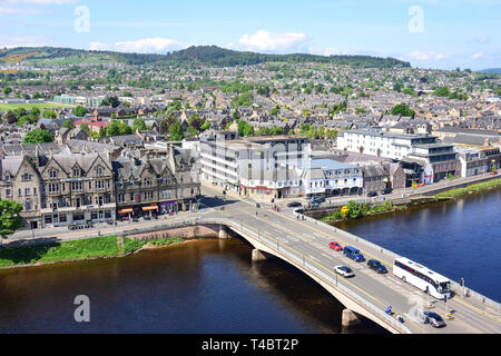 Vue sur la ville de Château d'Inverness à travers rivière Ness, Castle Hill, Inverness, Highland, Ecosse, Royaume-Uni Banque D'Images