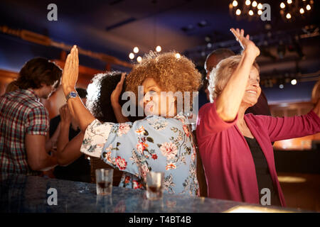 Femme Senior Friends Dancing In Bar Banque D'Images