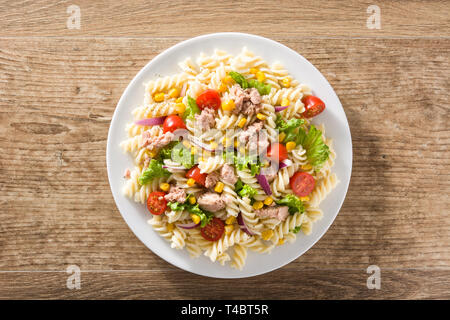 Une salade de pâtes aux légumes et thon sur table en bois. Vue d'en haut Banque D'Images