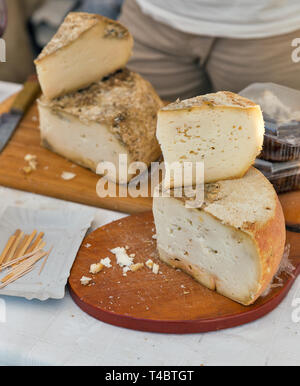 Divers fromages de chèvres et de moutons gros plan piscine biologique Banque D'Images