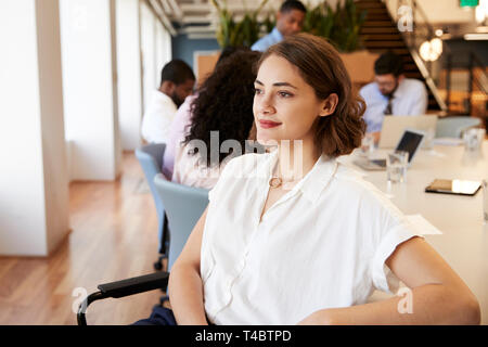 Businesswoman In Office moderne Réunion avec des collègues autour de la table en arrière-plan Banque D'Images