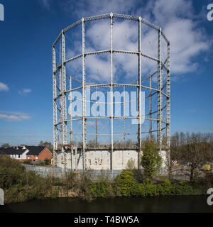 Que le châssis utilisé à l'appui de la rivière à côté gasholder Kennett Banque D'Images