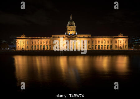 Custom House de Dublin la nuit, l'un des plus beaux bâtiments de l'Irlande Banque D'Images