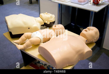 Trois mannequins de formation médicale : - deux hommes adultes, l'un est un petit enfant sur la table Banque D'Images