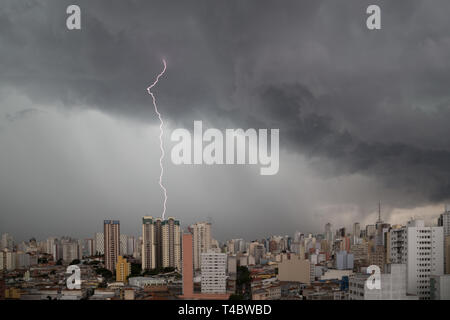 De gros nuages sombres avec foudre recherche avancée en direction du centre-ville de Sao Paulo, Brésil dans la soirée du 22 décembre 2015. Banque D'Images