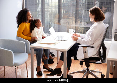 Mère et fille en consultation avec le pédiatre à l'hôpital des femmes Office Banque D'Images