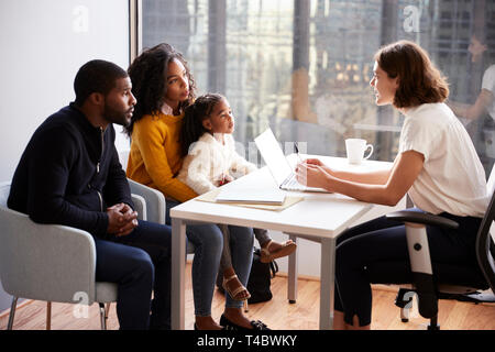 En consultation avec la famille femme pédiatre à l'hôpital Office Banque D'Images