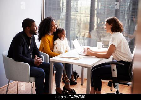 En consultation avec la famille femme pédiatre à l'hôpital Office Banque D'Images