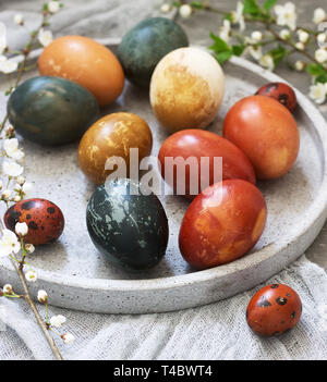 Oeufs de Pâques teints avec des colorants naturels, de choux, de camomille, d'hibiscus et de pelure d'oignon. Focus sélectif. Banque D'Images