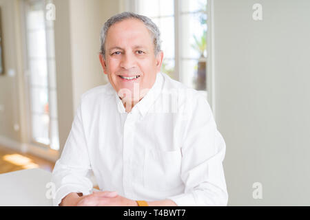 Handsome man smiling confiant Banque D'Images