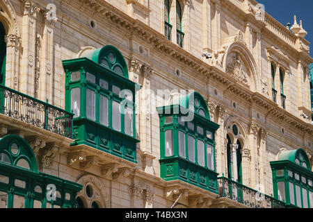 Malte verte en bois traditionnel typique d'un balcon dans le centre de La Valette, capitale de Malte. Destination touristique populaire et de l'attraction Banque D'Images