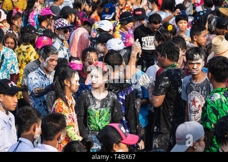 SUKHOTHAI, THAÏLANDE - 15 avril 2019 : Les Thaïlandais célébrer Songkran Nouvel An Fête de l'eau dans la rue. Banque D'Images