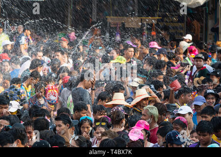 SUKHOTHAI, THAÏLANDE - 15 avril 2019 : Les Thaïlandais célébrer Songkran Nouvel An Fête de l'eau dans la rue. Banque D'Images