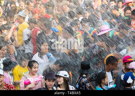 SUKHOTHAI, THAÏLANDE - 15 avril 2019 : Les Thaïlandais célébrer Songkran Nouvel An Fête de l'eau dans la rue. Banque D'Images