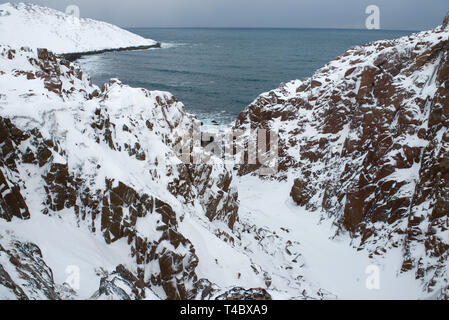Rochers sur la côte de la mer de Barents. Teriberka. Région de Mourmansk, Russie Banque D'Images