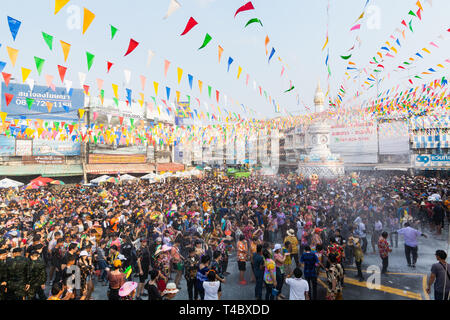 SUKHOTHAI, THAÏLANDE - 15 avril 2019 : Les Thaïlandais célébrer Songkran Nouvel An Fête de l'eau dans la rue. Banque D'Images