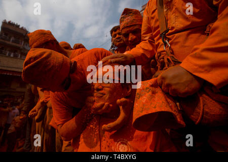 Bhaktapur, Népal. Apr 15, 2019. Les dévots népalais poudre vermillon jeter à l'autre pendant le Sindoor Jatra Festival à Bhaktapur, Népal, le 15 avril 2019. Credit : Sulav Shrestha/Xinhua/Alamy Live News Banque D'Images