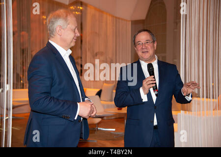 Cologne, Allemagne. Apr 11, 2019. De gauche à droite : Tom BUHROW, WDR-Intendant, Armin LASCHET, Ministre président du Land, WDR Réunion à Koeln sur 11.04.2019, l'utilisation de crédit dans le monde entier | : dpa/Alamy Live News Banque D'Images