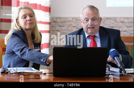 Schönberg, Allemagne. Apr 15, 2019. Jusqu'Backhaus (SPD), Ministre de l'Agriculture de l'État, avec Bettina Gebhard, consultant à l'Schaalsee-Elbe Bureau de la réserve de la biosphère, s'informer sur les résultats de l'printemps recensement des nandous lors d'une conférence de presse en Grenzhus. Les nandous originaire d'Amérique du Sud n'ont cessé de s'étendre de plus en plus vite dans la région du lac de Ratzeburg depuis près de deux décennies. En automne 2018, 560 animaux avaient été comptés - plus de deux fois plus qu'au printemps de la même année. Crédit : Bernd Wüstneck/dpa/Alamy Live News Banque D'Images