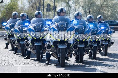 Dresde, Allemagne. Apr 15, 2019. Une escorte tour à tour de la nouvelle BMW R 1250 RT-P des motos de la police saxonne est garée en face de la chancellerie d'État. Un total de 24 nouvelles motos seront remis à la police de Leipzig et Dresde. Credit : Sebastian Kahnert/dpa-Zentralbild/dpa/Alamy Live News Banque D'Images